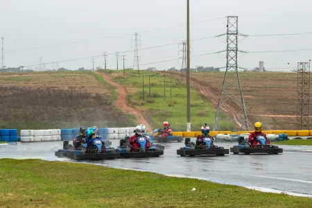 corrida-kart-pista-molhada-amika-capa