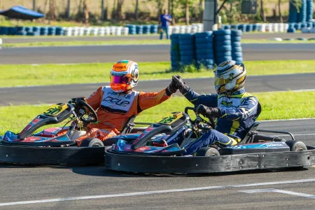 cumprimento-pilotos-corrida-kart-amika-capa