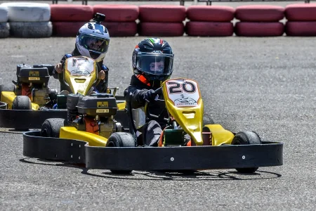 dupla-karts-amarelos-pista-amika-capa
