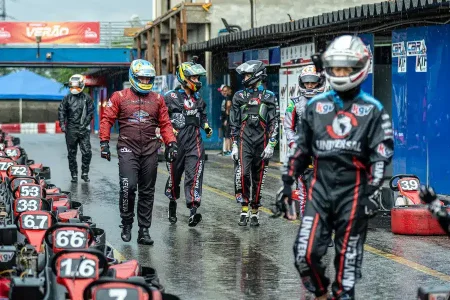 pilotos de kart na chuva