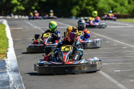 pelotao-corrida-kart-amika-capa