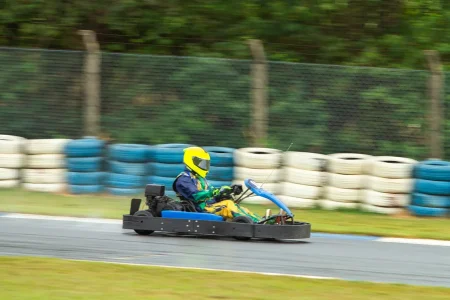 piloto-kart-capacete-amarelo-pista-amika-capa