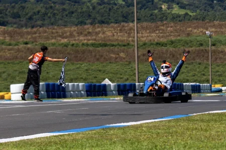 piloto-kart-comemorando-bandeirada-amika-capa